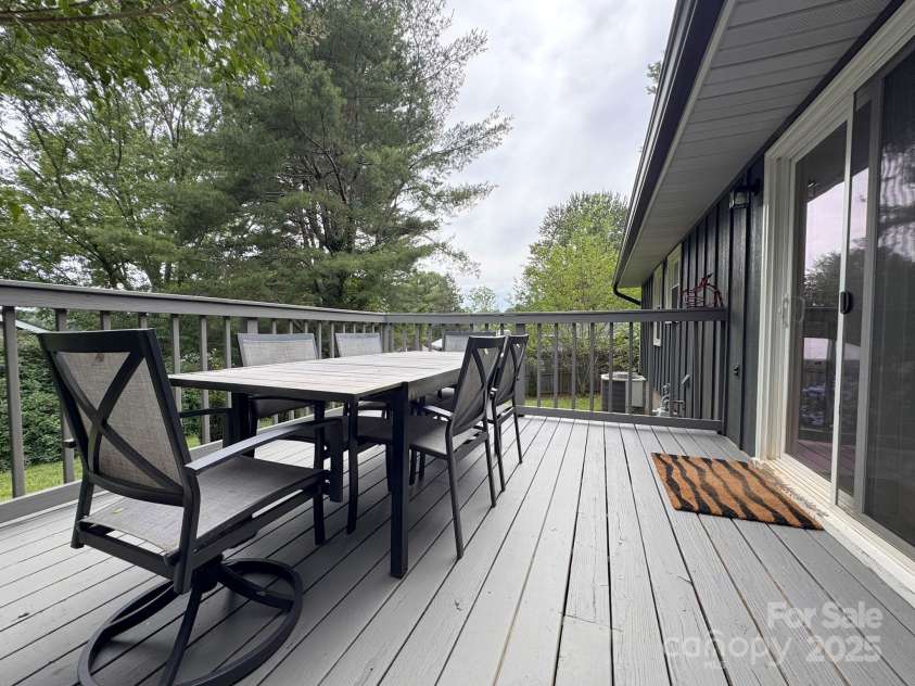 22 King Arthur Place, Asheville, NC 28806.  MLS# CAR4270213, YatesRealty ID 21412. 
