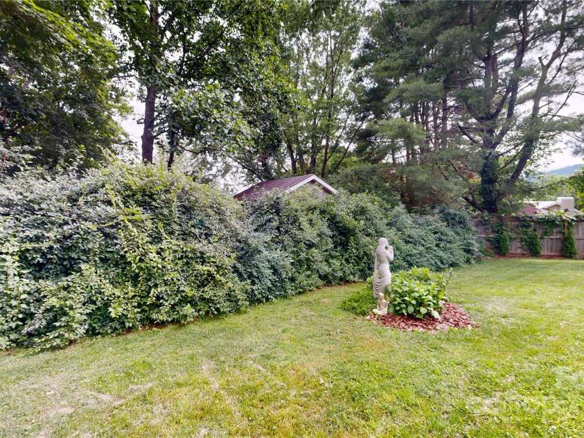 22 King Arthur Place, Asheville, NC 28806.  MLS# CAR4270213, YatesRealty ID 21412. 