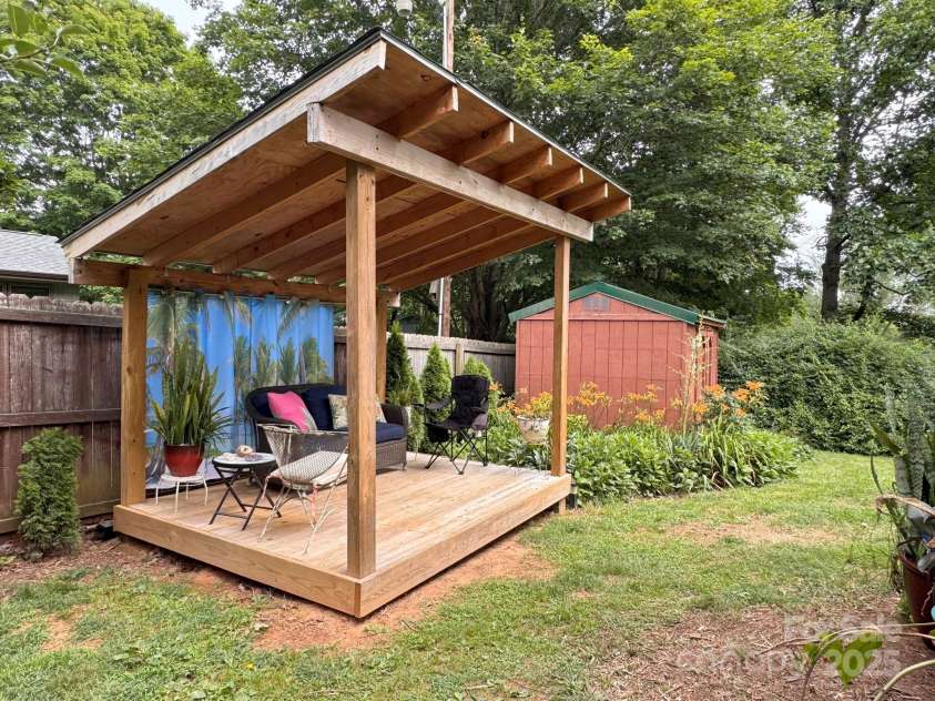 22 King Arthur Place, Asheville, NC 28806.  MLS# CAR4270213, YatesRealty ID 21412. 