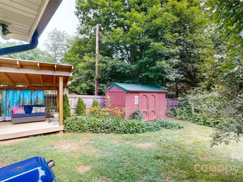 22 King Arthur Place, Asheville, NC 28806.  MLS# CAR4270213, YatesRealty ID 21412. 