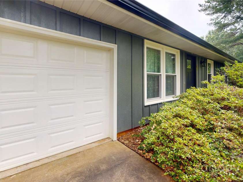 22 King Arthur Place, Asheville, NC 28806.  MLS# CAR4270213, YatesRealty ID 21412. 