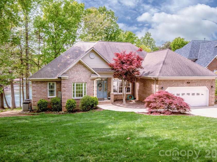 239 Pinnacle Shores Drive, Mooresville, NC 28117.  MLS# CAR4366703, YatesRealty ID 21414. 
