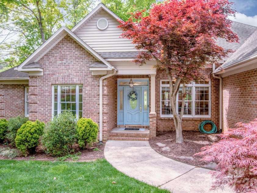 239 Pinnacle Shores Drive, Mooresville, NC 28117.  MLS# CAR4366703, YatesRealty ID 21414. 
