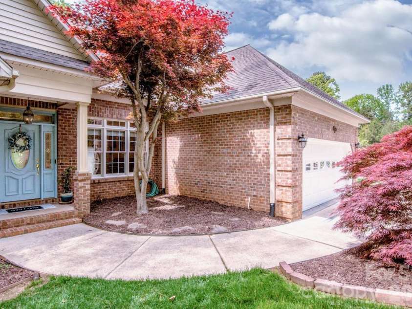 239 Pinnacle Shores Drive, Mooresville, NC 28117.  MLS# CAR4366703, YatesRealty ID 21414. 