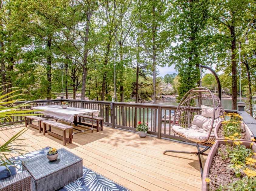 239 Pinnacle Shores Drive, Mooresville, NC 28117.  MLS# CAR4366703, YatesRealty ID 21414. 