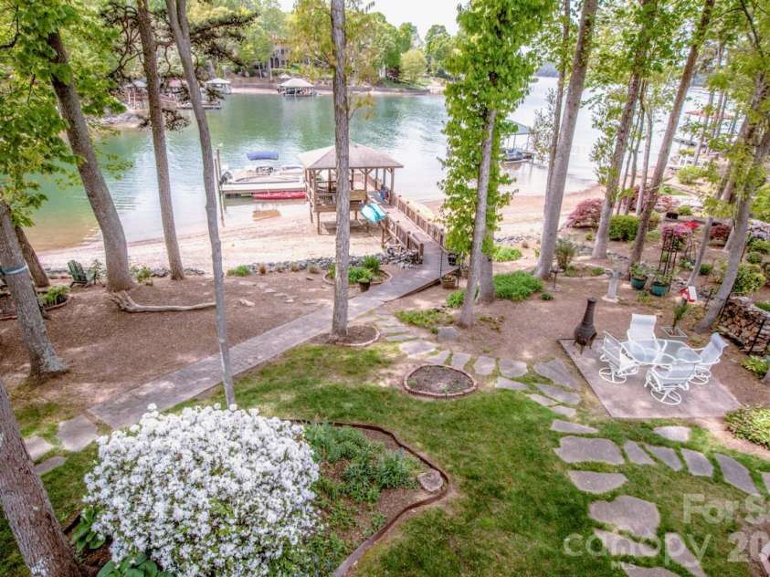 239 Pinnacle Shores Drive, Mooresville, NC 28117.  MLS# CAR4366703, YatesRealty ID 21414. 
