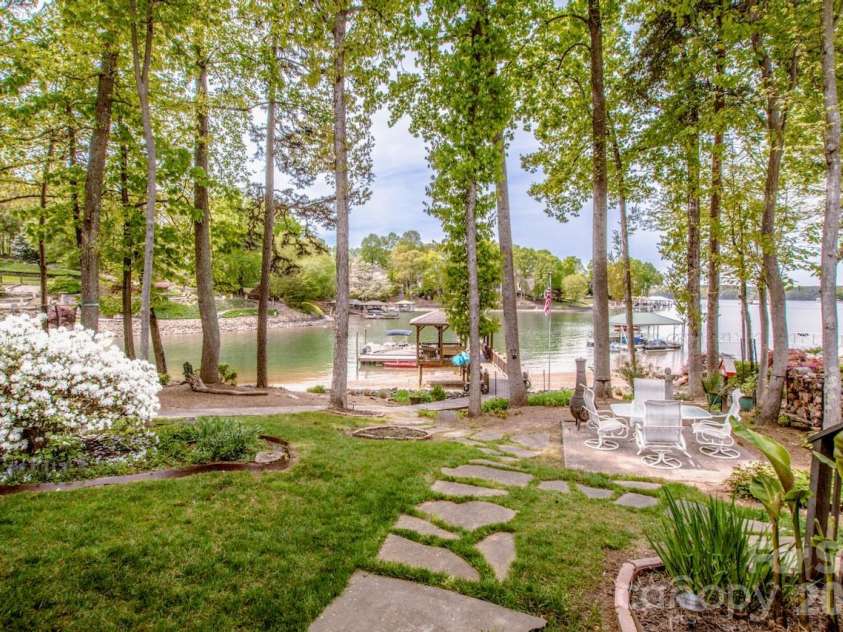 239 Pinnacle Shores Drive, Mooresville, NC 28117.  MLS# CAR4366703, YatesRealty ID 21414. 
