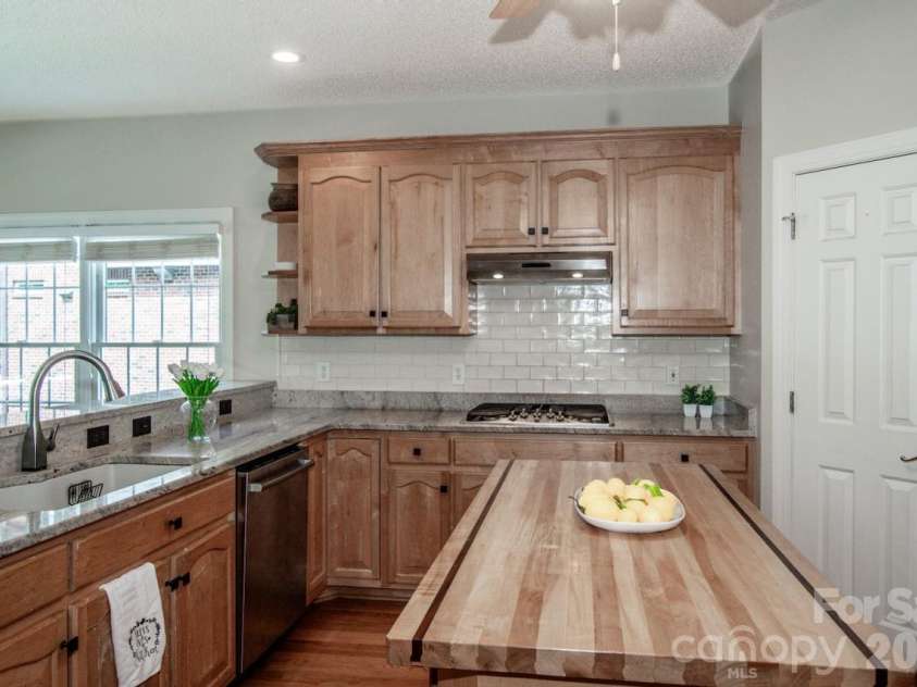 239 Pinnacle Shores Drive, Mooresville, NC 28117.  MLS# CAR4366703, YatesRealty ID 21414. 
