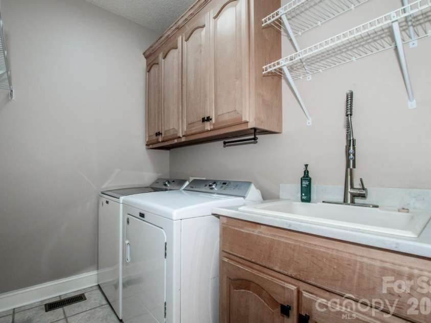239 Pinnacle Shores Drive, Mooresville, NC 28117.  MLS# CAR4366703, YatesRealty ID 21414. 
