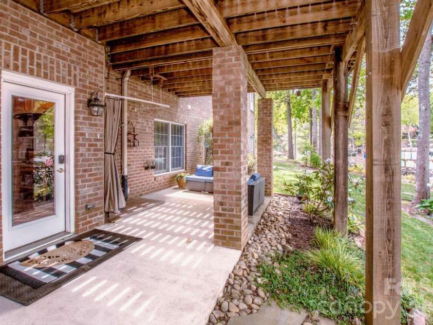 239 Pinnacle Shores Drive, Mooresville, NC 28117.  MLS# CAR4366703, YatesRealty ID 21414. 