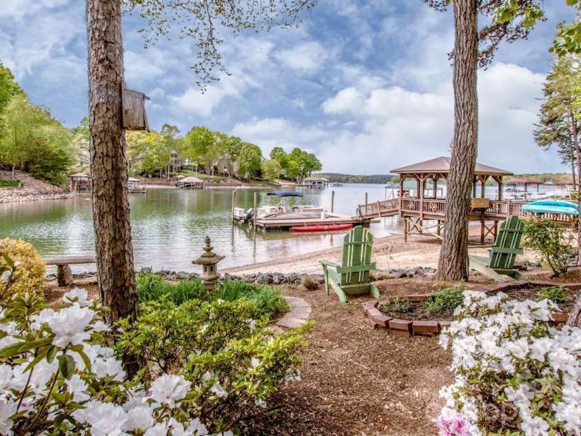 239 Pinnacle Shores Drive, Mooresville, NC 28117.  MLS# CAR4366703, YatesRealty ID 21414. 