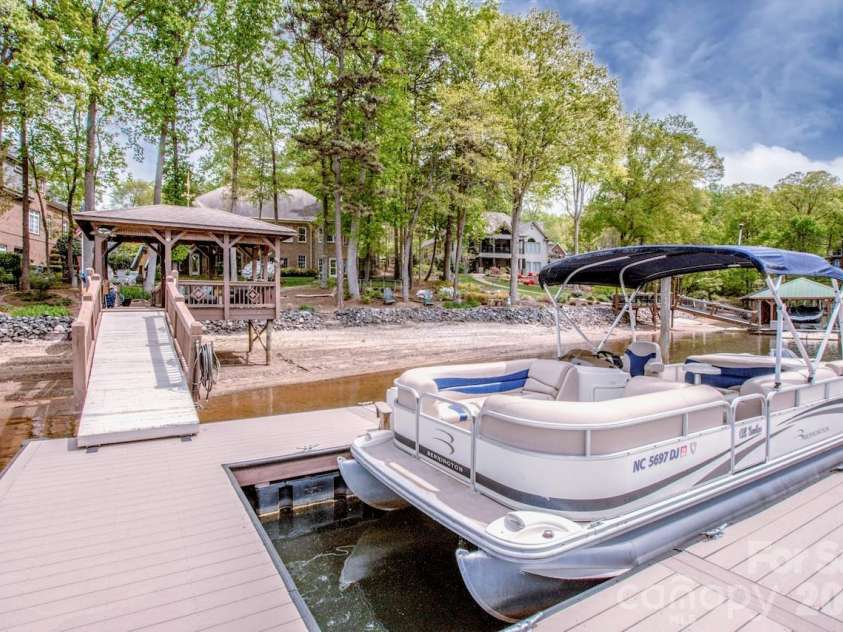 239 Pinnacle Shores Drive, Mooresville, NC 28117.  MLS# CAR4366703, YatesRealty ID 21414. 