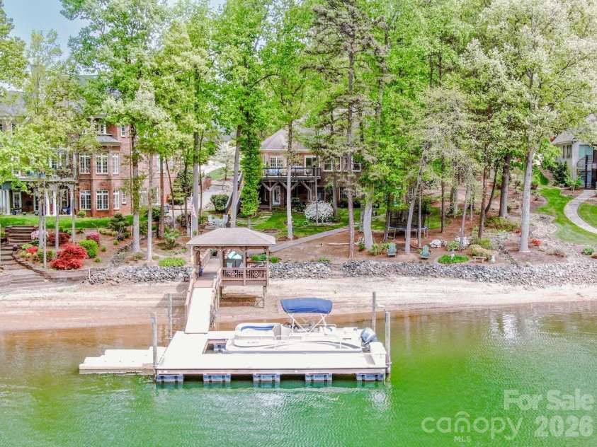 239 Pinnacle Shores Drive, Mooresville, NC 28117.  MLS# CAR4366703, YatesRealty ID 21414. 