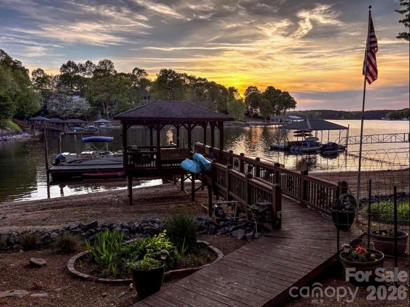 239 Pinnacle Shores Drive, Mooresville, NC 28117.  MLS# CAR4366703, YatesRealty ID 21414. 
