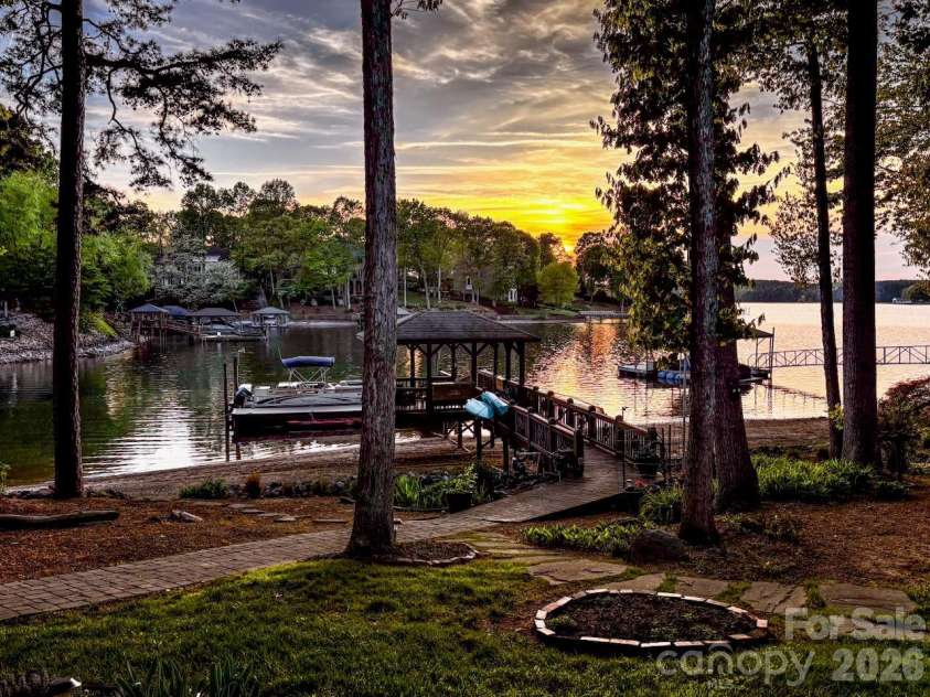 239 Pinnacle Shores Drive, Mooresville, NC 28117.  MLS# CAR4366703, YatesRealty ID 21414. 