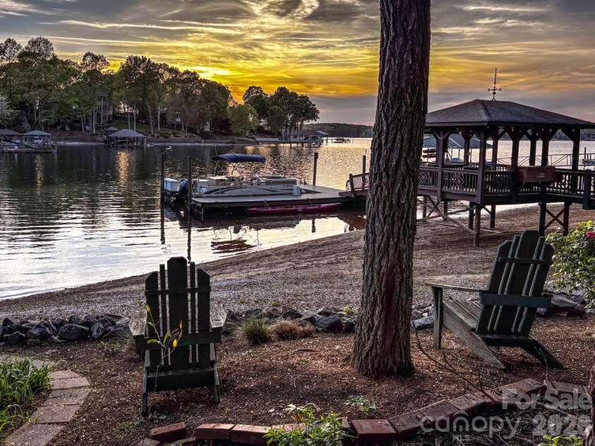 239 Pinnacle Shores Drive, Mooresville, NC 28117.  MLS# CAR4366703, YatesRealty ID 21414. 