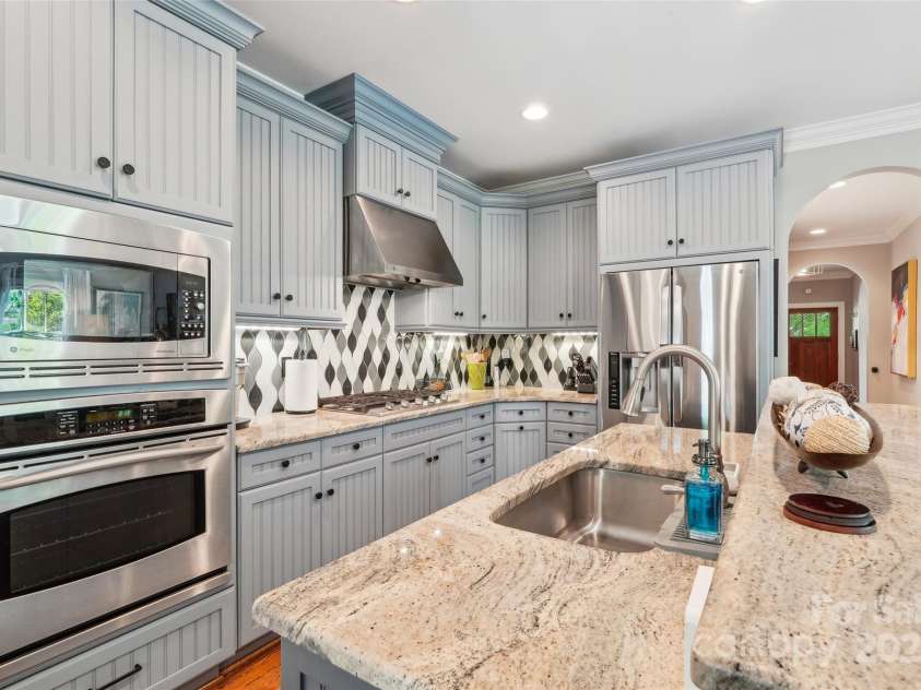 1701 Dearmon Drive, Charlotte, NC 28205.  MLS# CAR4256232, YatesRealty ID 21415. 