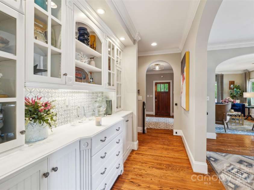 1701 Dearmon Drive, Charlotte, NC 28205.  MLS# CAR4256232, YatesRealty ID 21415. 