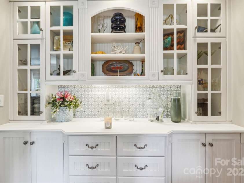 1701 Dearmon Drive, Charlotte, NC 28205.  MLS# CAR4256232, YatesRealty ID 21415. 