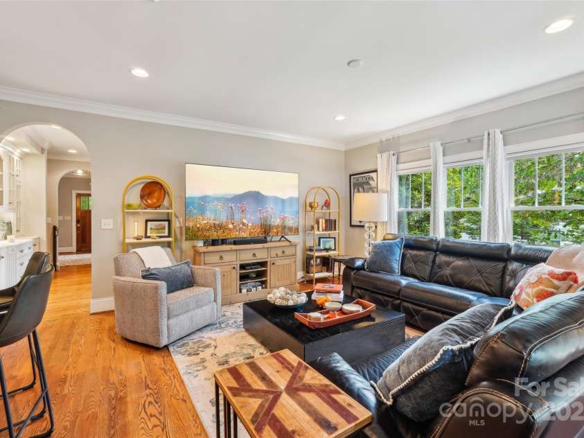 1701 Dearmon Drive, Charlotte, NC 28205.  MLS# CAR4256232, YatesRealty ID 21415. 