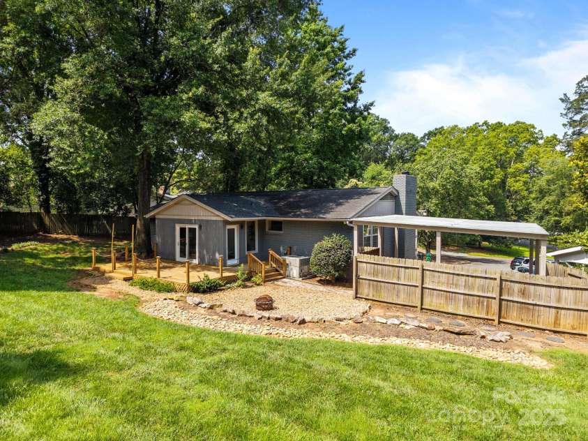 917 Dent Court, Charlotte, NC 28210.  MLS# CAR4259659, YatesRealty ID 21417. 