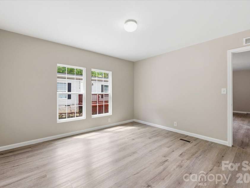 106 Central Avenue, Swannanoa, NC 28778.  MLS# CAR4375092, YatesRealty ID 21418. 