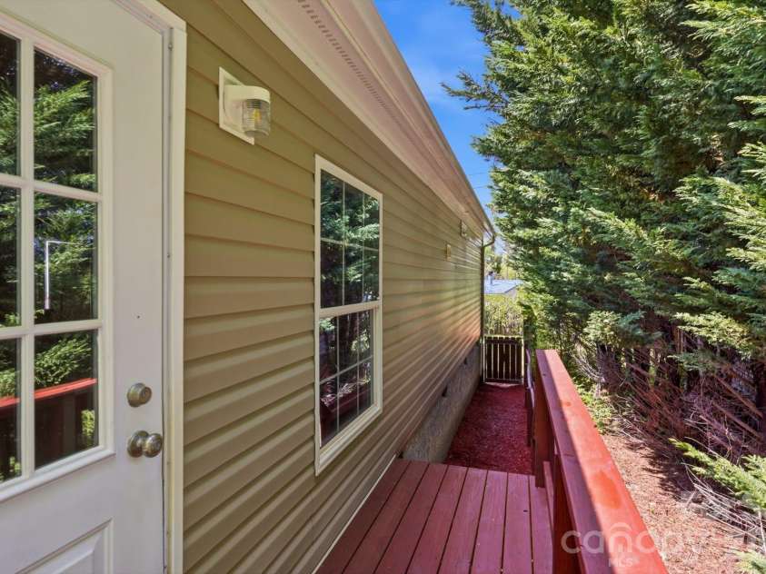 106 Central Avenue, Swannanoa, NC 28778.  MLS# CAR4375092, YatesRealty ID 21418. 