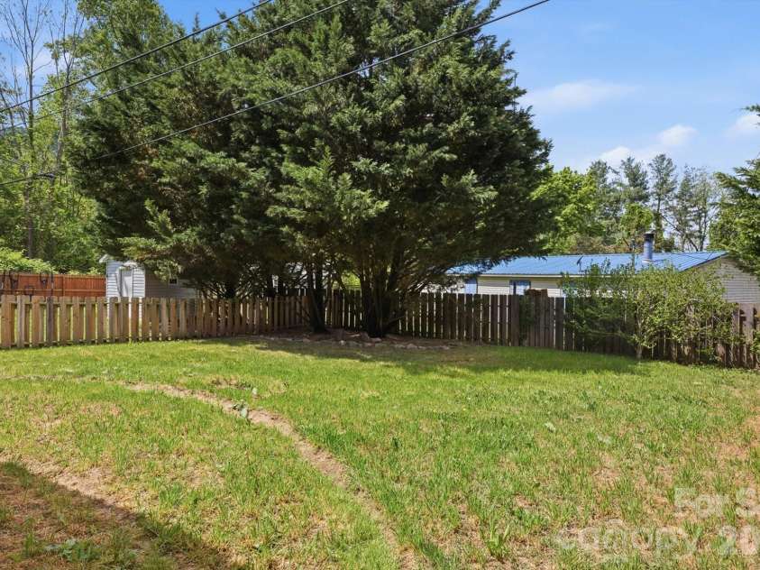 106 Central Avenue, Swannanoa, NC 28778.  MLS# CAR4375092, YatesRealty ID 21418. 