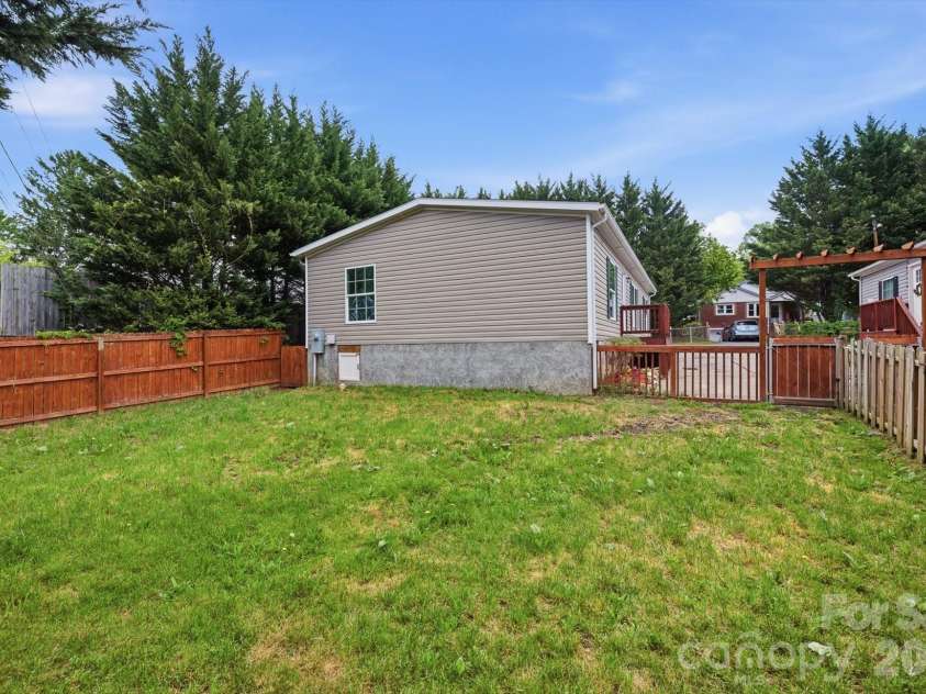 106 Central Avenue, Swannanoa, NC 28778.  MLS# CAR4375092, YatesRealty ID 21418. 