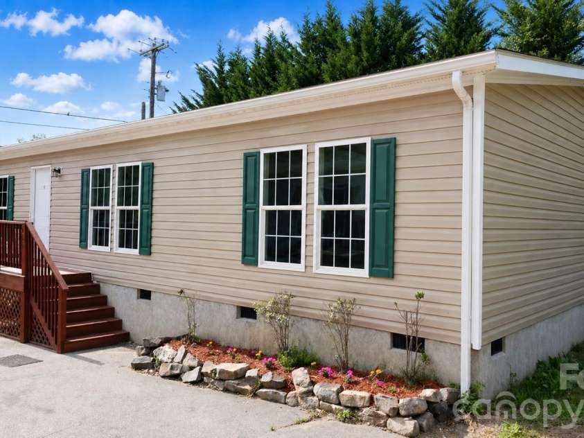 106 Central Avenue, Swannanoa, NC 28778.  MLS# CAR4375092, YatesRealty ID 21418. 