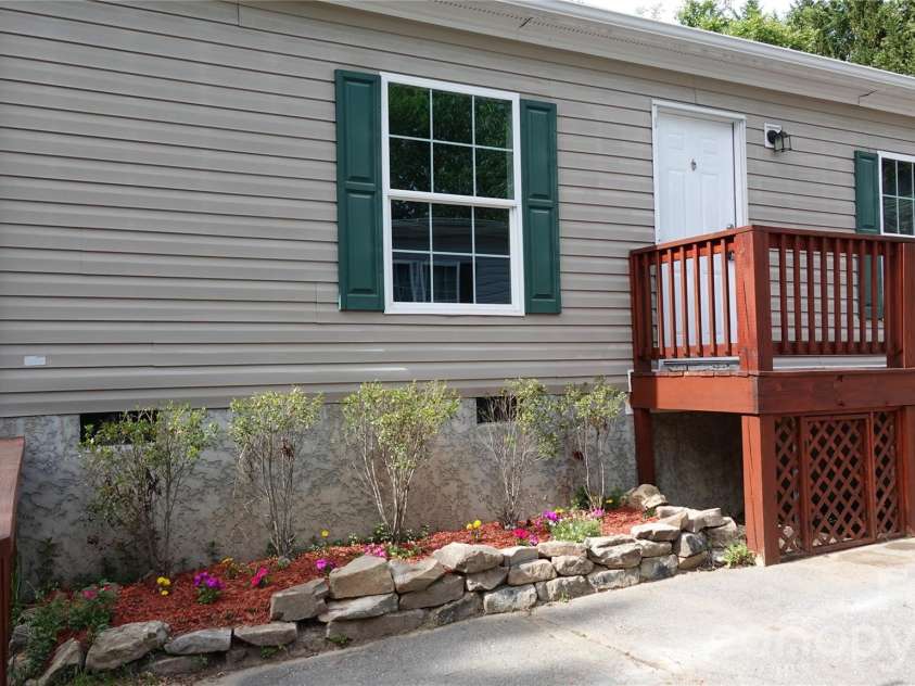 106 Central Avenue, Swannanoa, NC 28778.  MLS# CAR4375092, YatesRealty ID 21418. 