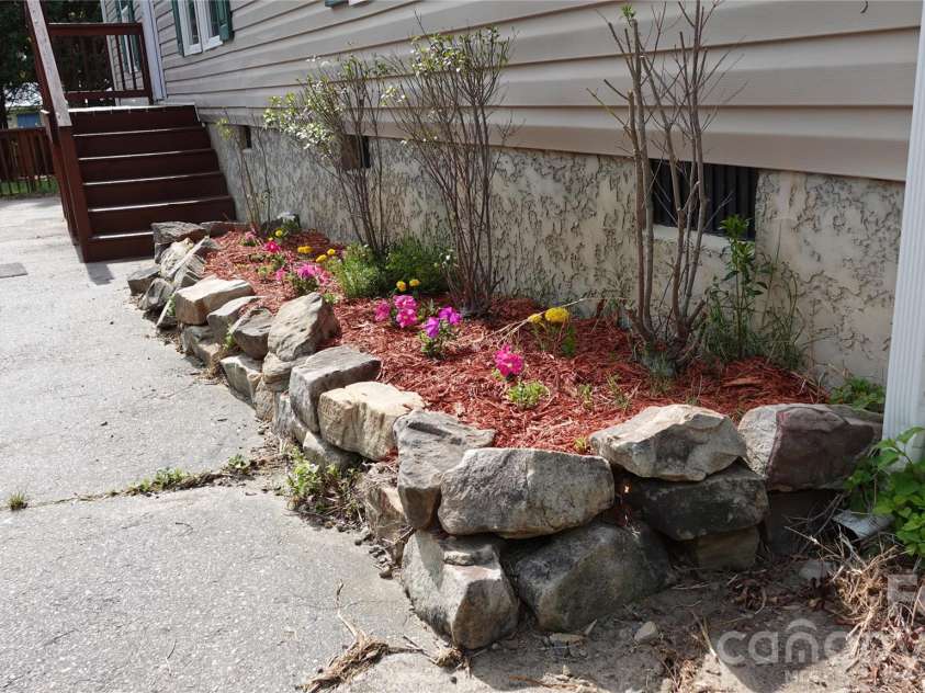 106 Central Avenue, Swannanoa, NC 28778.  MLS# CAR4375092, YatesRealty ID 21418. 