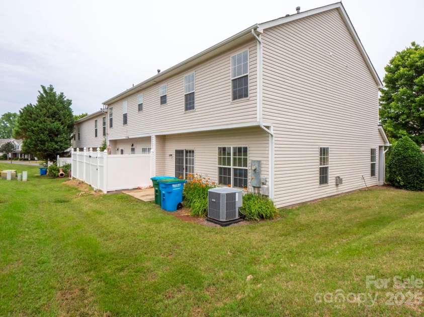 12222 Stratfield Place Circle, Pineville, NC 28134.  MLS# CAR4260155, YatesRealty ID 21419. 