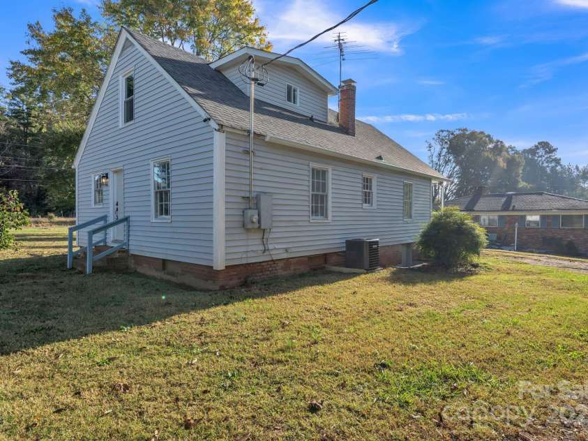 4315 Gibbon Road, Charlotte, NC 28269.  MLS# CAR4267315, YatesRealty ID 21420. 