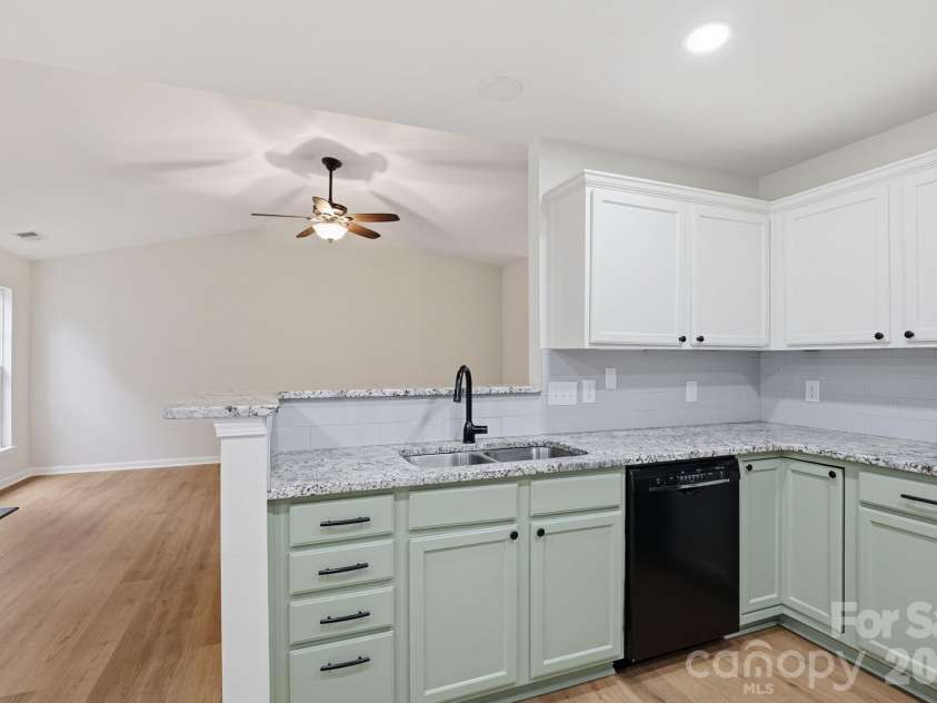 5123 Sunburst Lane, Charlotte, NC 28213.  MLS# CAR4379493, YatesRealty ID 21420. 