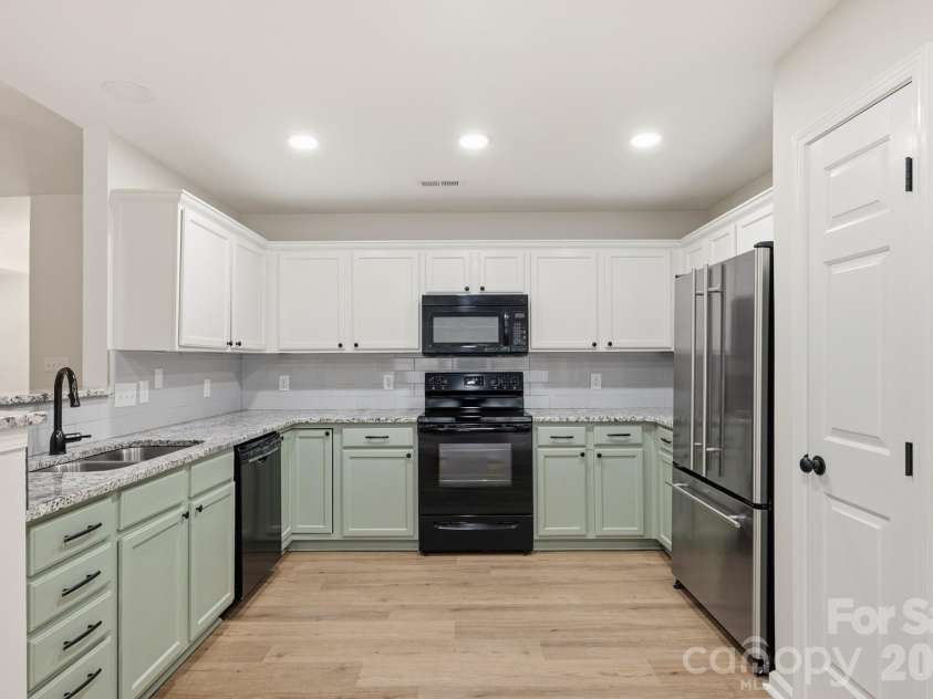 5123 Sunburst Lane, Charlotte, NC 28213.  MLS# CAR4379493, YatesRealty ID 21420. 