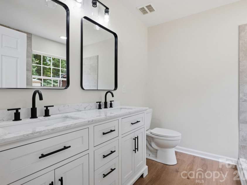 5123 Sunburst Lane, Charlotte, NC 28213.  MLS# CAR4379493, YatesRealty ID 21420. 
