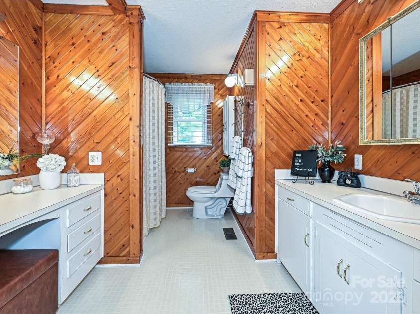 407 Buckoak Street, Stanley, NC 28164.  MLS# CAR4261015, YatesRealty ID 21421. Hall bathroom