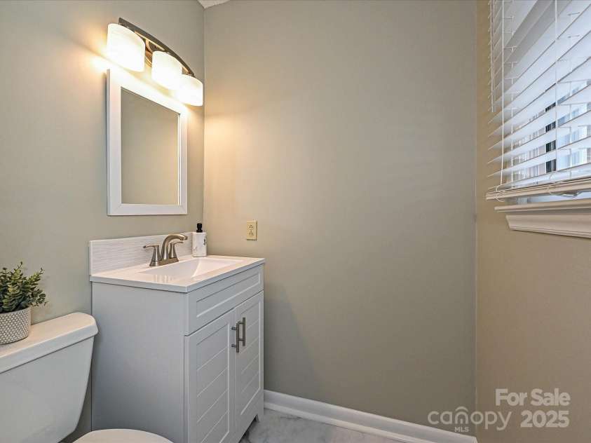 407 Buckoak Street, Stanley, NC 28164.  MLS# CAR4261015, YatesRealty ID 21421. Primary bath