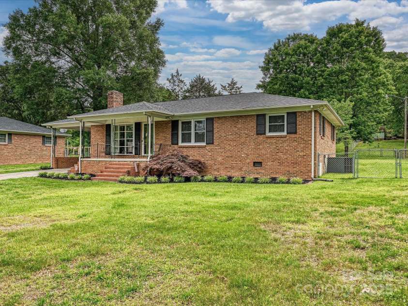 407 Buckoak Street, Stanley, NC 28164.  MLS# CAR4261015, YatesRealty ID 21421. Welcome Home!