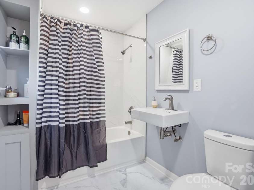 906 Key Street, Charlotte, NC 28208.  MLS# CAR4371641, YatesRealty ID 21423. Upgraded primary bath.