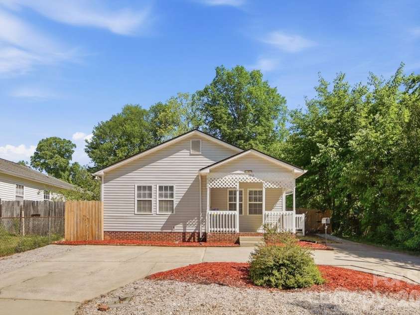 906 Key Street, Charlotte, NC 28208.  MLS# CAR4371641, YatesRealty ID 21423. Welcome home! 