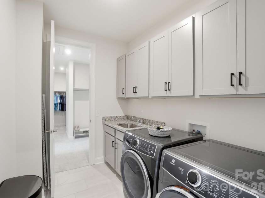 805 Lakeforest Drive, Belmont, NC 28012.  MLS# CAR4367985, YatesRealty ID 21424. If You Have to do Laundry......