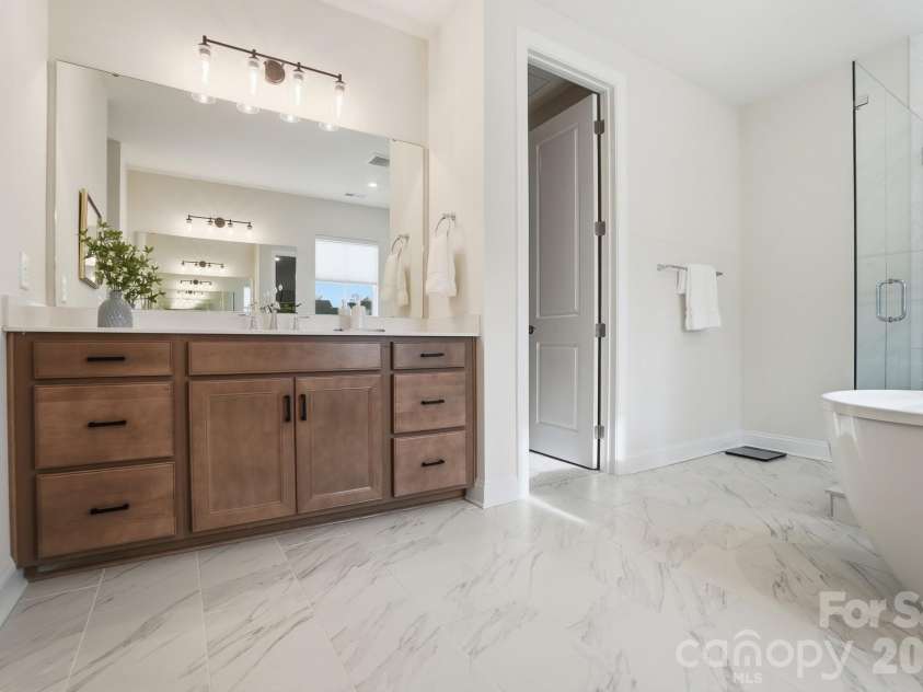 805 Lakeforest Drive, Belmont, NC 28012.  MLS# CAR4367985, YatesRealty ID 21424. Separate Vanities w Tons of Storage