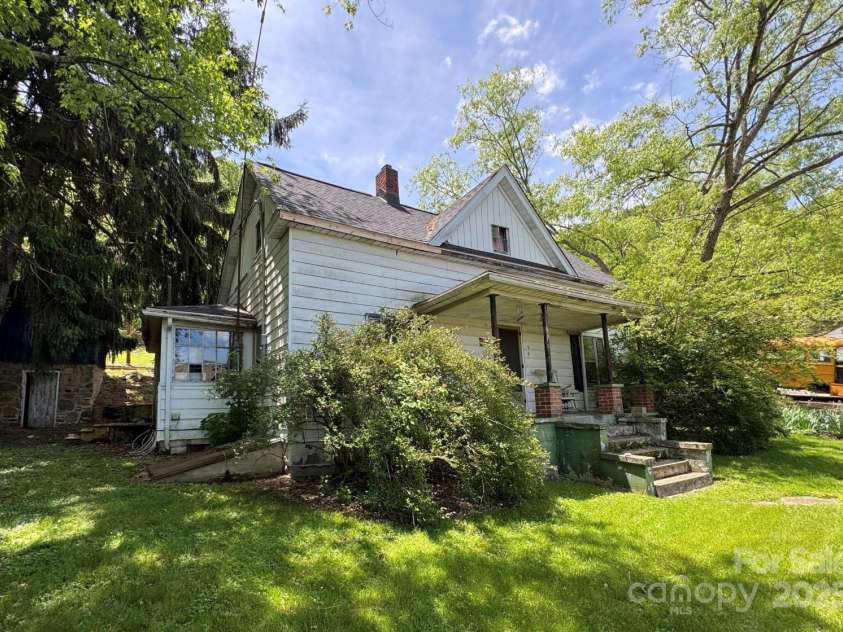 15 Vine Street, Canton, NC 28716.  MLS# CAR4266472, YatesRealty ID 21425. 