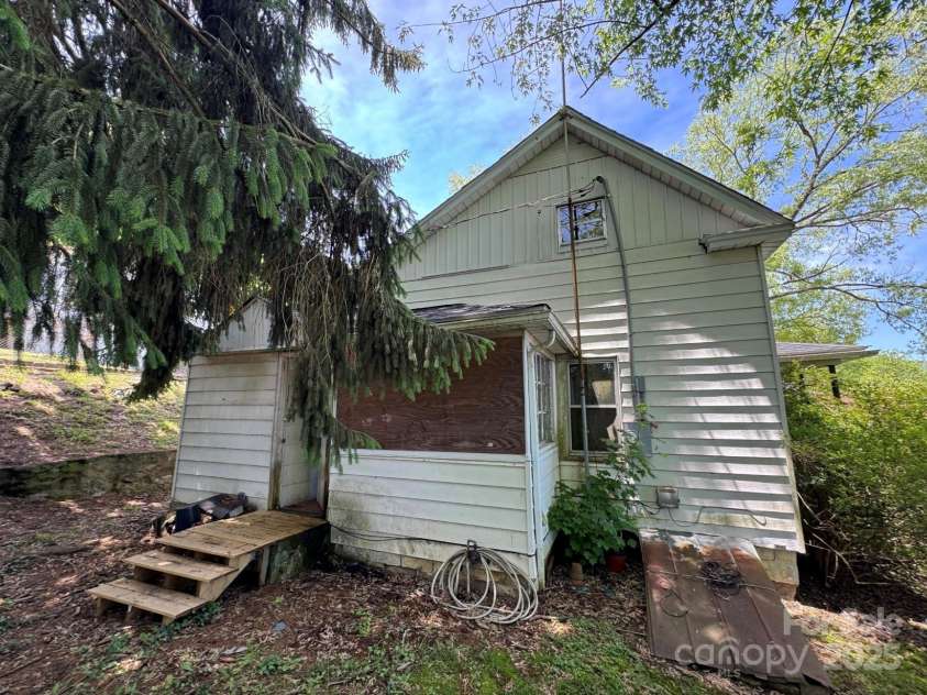 15 Vine Street, Canton, NC 28716.  MLS# CAR4266472, YatesRealty ID 21425. 