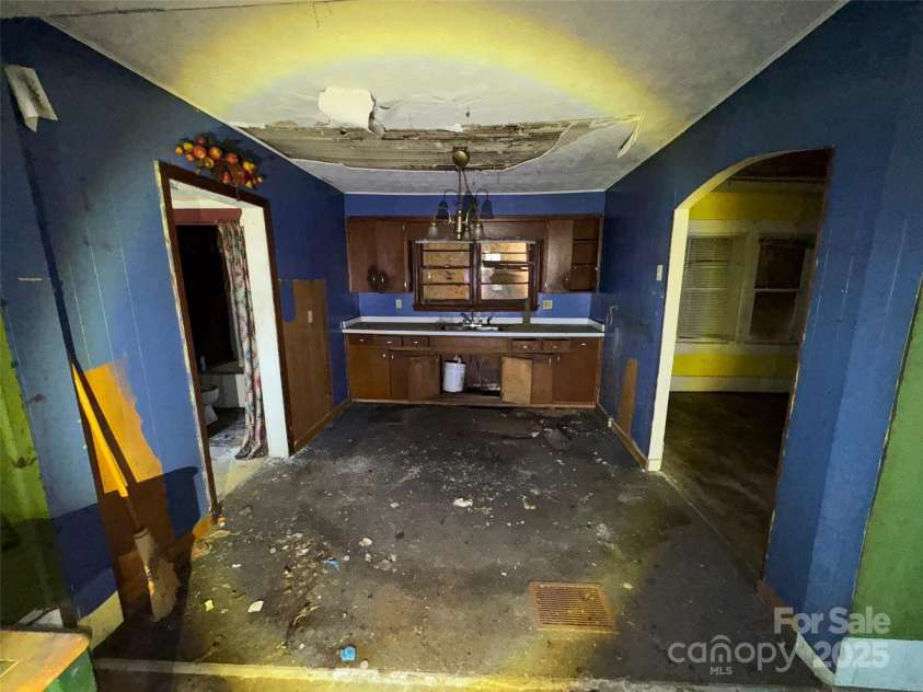 15 Vine Street, Canton, NC 28716.  MLS# CAR4266472, YatesRealty ID 21425. 