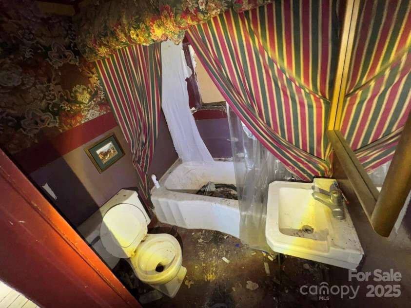 15 Vine Street, Canton, NC 28716.  MLS# CAR4266472, YatesRealty ID 21425. 