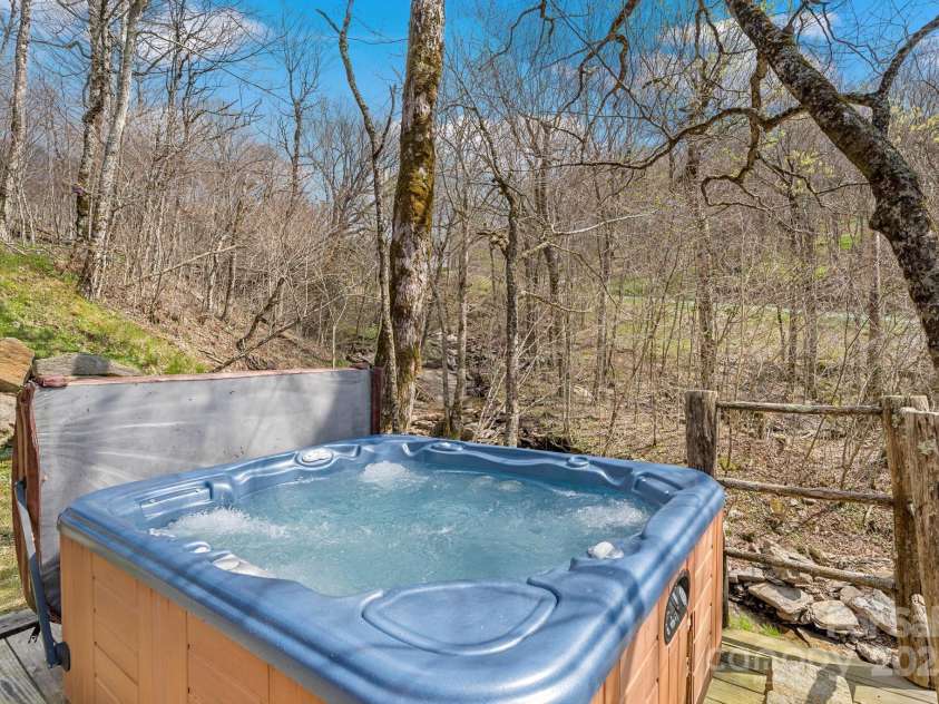 140 Spruce Hollow Road, Beech Mountain, NC 28604.  MLS# CAR4263469, YatesRealty ID 21427. 