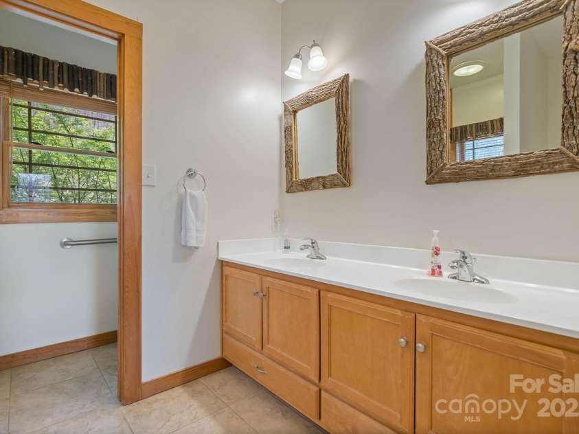 140 Spruce Hollow Road, Beech Mountain, NC 28604.  MLS# CAR4263469, YatesRealty ID 21427. Primary Bath